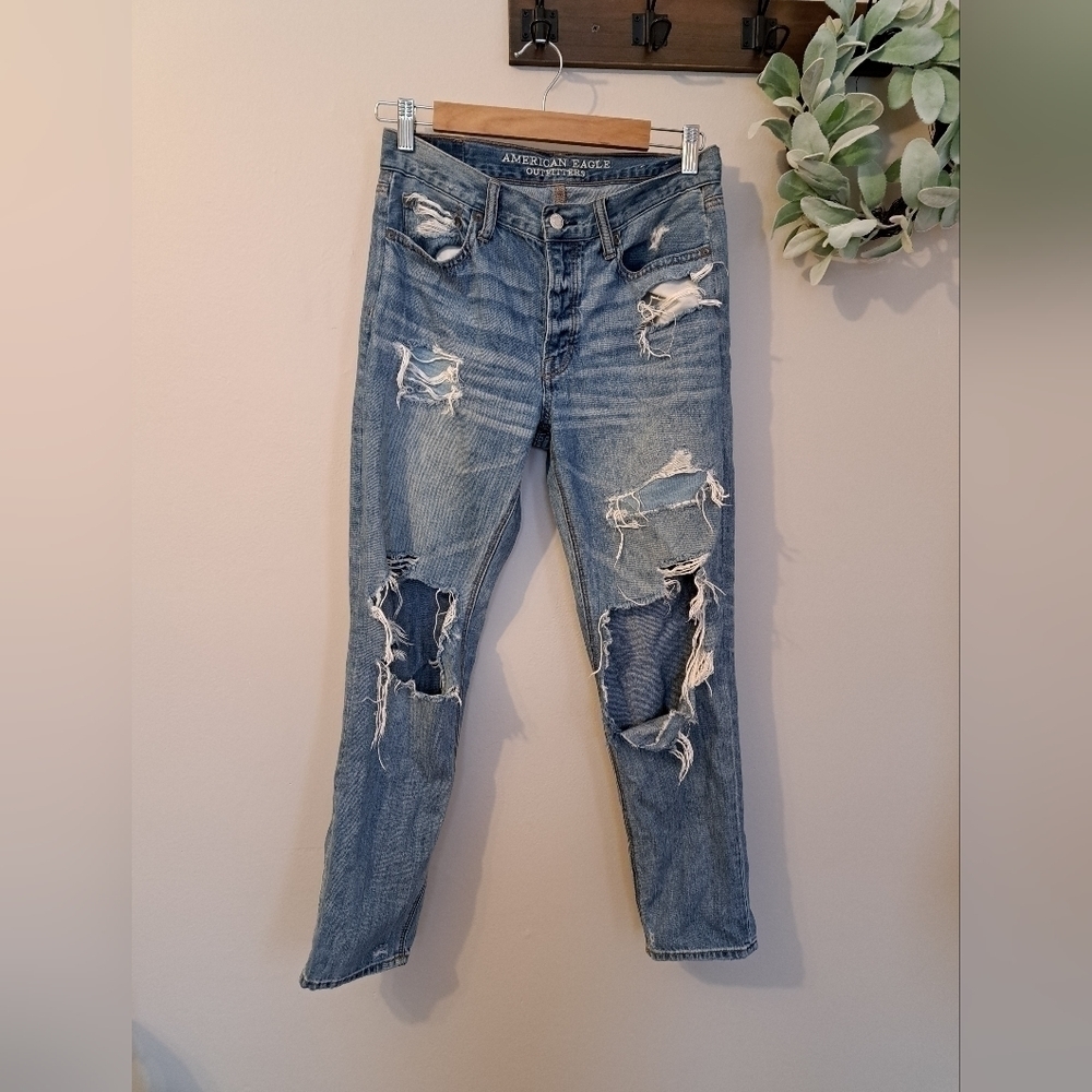 American Eagle Vintage Hi-Rise Distressed Jeans Size 4